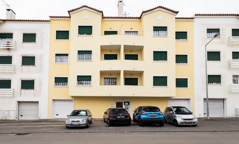 Excelente apartamento com sala generosa, muita luminosidade e lareira, 3 quartos (1 deles é uma suite), duas casas de banho, cozinha equipada e arrecadação, além de parqueamento para 1 carro. Situado numa zona extremamente calma, tranquila e familiar...