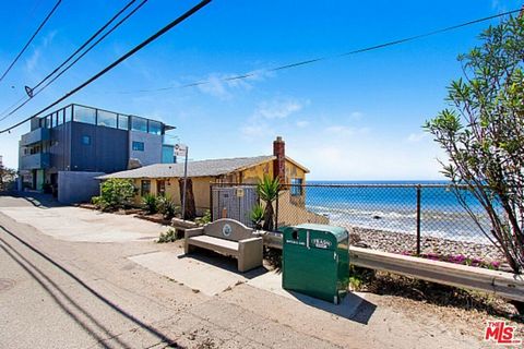 Genießen Sie den ultimativen Lebensstil am Strand in der besten Gegend von Malibu neben Pacific Palisades und Santa Monica. Einzigartiges Anwesen am Strand mit einer Fassade von 88 Fuß, um es zu einer einzigartigen Gelegenheit für einen neuen Eigentü...