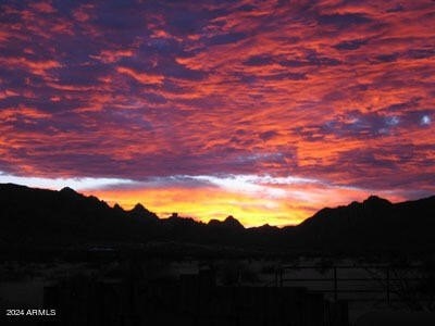 EINE BESONDERE WOHNANLAGE IN S.E. AZ * LEERSTEHENDES GRUNDSTÜCK 96 * * SPEKTAKULÄRER 360-GRAD-BLICK AUF DIE BERGE UND DIE STADT * VERIRRTE NÄCHTE * ATEMBERAUBENDE SONNENUNTERGÄNGE * DIE RANCHBESITZER HABEN EINEN PRIVATEN, EINGEZÄUNTEN ZUGANG ZUM FANT...