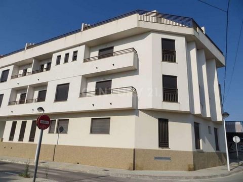 Cet appartement au rez-de-chaussée, avec 2 grandes chambres et 2 salles de bain complètes. Situé dans un quartier calme, il est idéal pour ceux qui recherchent la paix et l'intimité, mais sans perdre le confort d'être à proximité des services essenti...