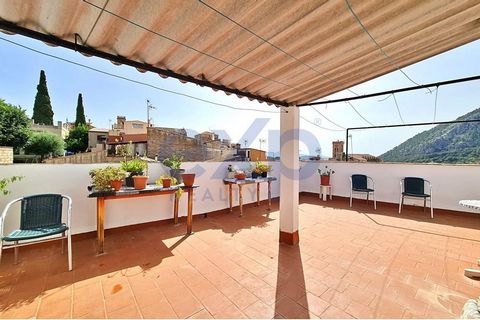 Discover your new home in one of the most exclusive areas of Pollença: El Calvario. This cosy townhouse with solarium terrace offers breathtaking panoramic views over the picturesque village of Pollença, an opportunity you won't want to miss!Features...