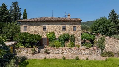 Enclavada en las colinas toscanas, a poca distancia de Castellina in Chianti, esta hermosa casa de campo tradicional está rodeada por aproximadamente 27 hectáreas de terreno y goza de vistas panorámicas únicas del valle hacia el sur. Un verdadero rem...