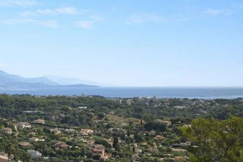 Situato in una zona residenziale, nel cuore di una tenuta recintata ea pochi minuti dal centro di Cannes, proprietà di circa 700 m² da completare godendo di una splendida vista sul mare e sul Cap d'Antibes. La villa comprende un ampio soggiorno, una ...