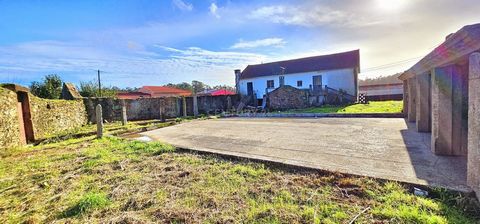 Vrijstaand stenen huis voor restauratie gelegen in Barqueiros, naast de kapel van Senhora da Abadia, met een strategische ligging, op slechts 2 minuten van de nationale weg en 5 minuten van de A28 en het industriegebied van Laúndos. Deze woning is ee...