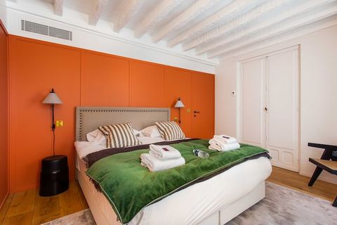 Checkmyguest biedt u dit fantastische appartement van 68 m2, gelegen in de buurt van de Seine en de beroemde Notre-Dame kathedraal, in het hart van het 4e arrondissement van Parijs. Met zijn twee gezellige slaapkamers en moderne faciliteiten garandee...