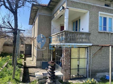 Top Estate Real Estate biedt u een bakstenen huis met twee verdiepingen in het centrale deel van het dorp Burya, in de regio Gabrovo. Het dorp ligt op 35 km. van de stad Veliko Tarnovo en 5 km van de hoofdweg Veliko Tarnovo - Sofia. De bewoonbare opp...