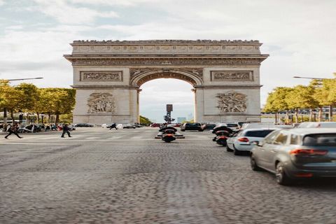 Checkmyguest bietet Ihnen mit dieser majestätischen 150 m² großen Wohnung im 16. Arrondissement von Paris eine wahre Oase der Ruhe, die für bis zu 8 Personen optimiert ist. Nur einen Steinwurf vom Arc de Triomphe und den Champs-Élysées entfernt ist e...