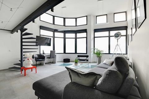 Checkmyguest bietet Ihnen dieses luxuriöse 120 m² große Loft in Pantin, einer dynamischen Gemeinde an der Grenze zu Paris. Dieser hervorragende Raum umfasst 3 elegant eingerichtete Schlafzimmer und bietet außergewöhnlichen Komfort für 8 Personen. Gen...