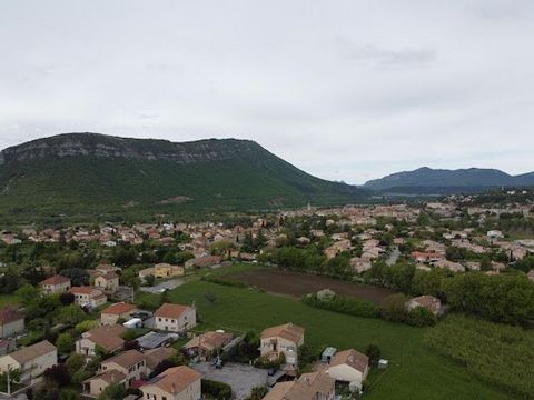 Dans un environnement calme Sur la commune de LARAGNE MONTEGLIN, j'ai en charge , la vente de plusieurs terrains dont ce terrain de 402 M² au prix de 63000 euros, honoraires charges acquéreur de 3600 euros, dans un lotissement fermé et sécurisé, comp...