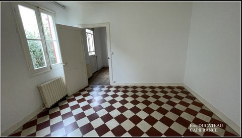 Exclusivité à Villenave d'Ornon: Belle maison atypique de 50 m² au calme. Elle se compose : * Une grande véranda lumineuse avec vue sur le jardin * Une cuisine * 2 belles chambres avec plancher bois * Un bureau * Une salle d'eau avec WC. Elle se situ...