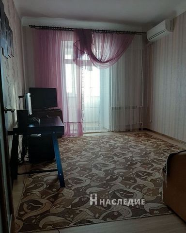 Номер в базе компании: 17204231. Продажа 3-к квартиры на 3 этаже 3 этажного кирпичного дома 1965 года постройки Ростовская обл., г. Каменск-Шахтинский, мкр. Лиховской по пер. Кооперативный. Общая площадь 67 кв.м., жилая 45 кв.м., кухня 7 кв.м. В квар...