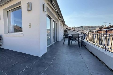 EXCLUSIVELY AT Exceptional flat right in the heart of Cannes** Discover this magnificent three-room apartment Discover this magnificent 77 m² 3-room flat, ideally located on the top floor of a building in the centre of Cannes. Enjoy a spacious 40 m² ...