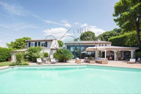 We are delighted to present this sumptuous 5-bedroom property, offering 430 m² of living space, in the quiet commune of Mougins. Nestled in 3,500 m² of beautifully wooded grounds, it guarantees privacy and natural beauty. On the main floor, you'll di...