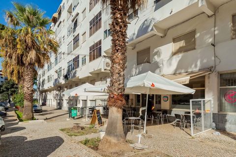 With a gross private area of 127 m², this space is perfect for those looking to invest in a versatile property in the center of Setúbal at a very attractive price (1270/m2). With the possibility of generating direct income, by renting the space (esti...