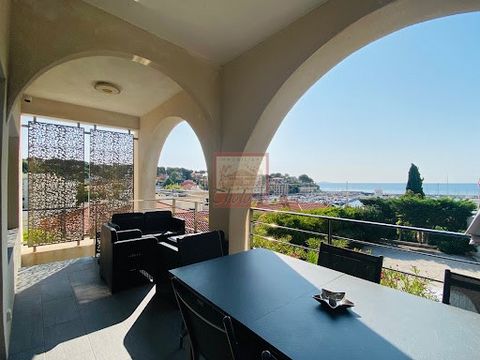 Exceptional location and view for this renovated villa. Quiet and benefiting from a sea view and direct access to the port, it rises on 2 levels with upstairs a very beautiful living room extended by a terrace, with: a living room - a dining room and...