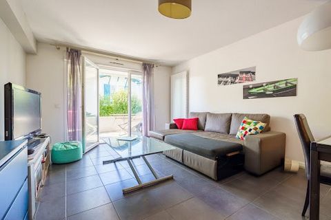 NEW EXCLUSIVELY! Bayonne, Arrousets district, beautiful 1-bedroom apartment of 60 m2 + terrace. In a modern, well-maintained residence, this spacious 1-bedroom apartment of 60 m2 opens its doors onto a terrace. It offers a lovely living area with a f...