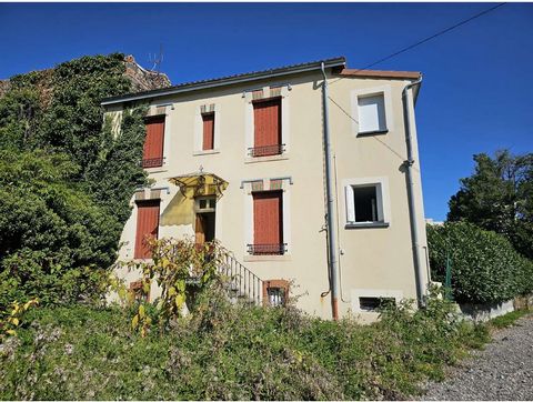 A deux pas du lycée Sidoine Apollinaire Et proche du centre - ville Maison des années 1930 à restaurer Beau séjour lumineux avec véranda, trois chambres et bureau F2 indépendant en RDC Beau jardin plat et clôturé de 799 m2