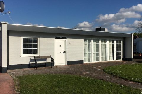 „Eingebettet in das ruhige Wohngebiet Het Heem bietet dieser charmante Bungalow die perfekte Basis für einen erholsamen Urlaub in Zeeland. Nur 600 Meter vom Strand entfernt und in der Nähe des malerischen Fischerdorfs Breskens gelegen, ist Het Heem 6...