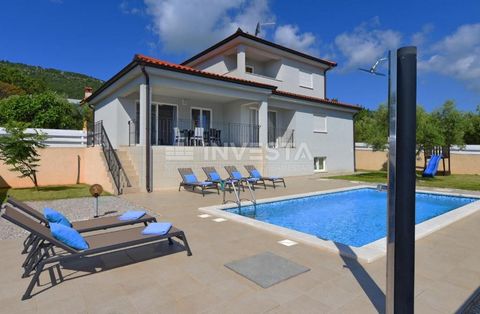 Location: Istarska županija, Labin, Labin. Labin, Ferienhaus in der Umgebung von Labin mit Pool und Panoramablick auf das Meer Zum Verkauf steht ein möbliertes und ausgestattetes Ferienhaus, das sich in einer ruhigen Gegend von Labin befindet, nur 60...