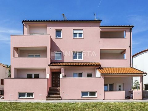 Location: Istarska županija, Medulin, Medulin. Kroatien, Istrien, Medulin, Apartmenthaus 630 m², Nur 100 m vom Meer, Top Lage! Zum Verkauf steht ein Apartmenthaus an einer ruhigen Lage in Medulin, nur 100 Meter vom Meer entfernt, mit einer Bruttofläc...