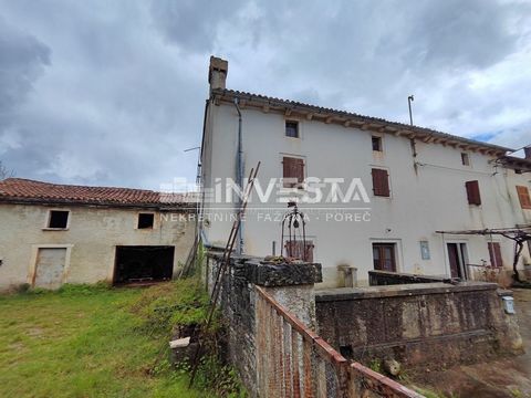 Location: Istarska županija, Žminj, Žminj. Nella zona di Žminj è in vendita una vecchia casa bifamiliare istriana con annesso edificio e cortile. La superficie totale degli edifici è di circa 220 m², e sono costruiti su un terreno di 441 m², necessit...