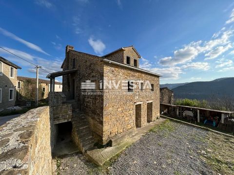 Location: Istarska županija, Motovun, Motovun. For sale is a unique Istrian stone house located near Motovun with a stunning view of the Motovun Hills and the surrounding nature. The house is in a 