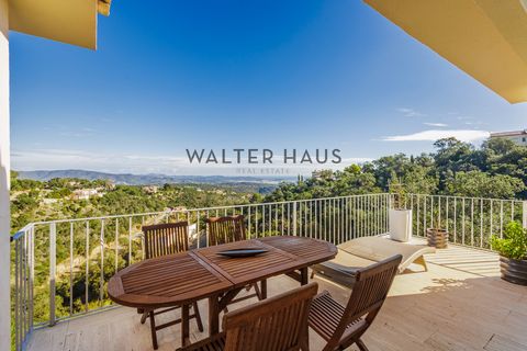 Chalet en venta en la hermosa urbanización de Mas Nou! Es la oportunidad perfecta para vivir en la zona alta de Platja d'Aro, rodeado de vistas despejadas y tranquilidad. Con 295 m² construidos, esta casa es ideal para familias que buscan espacio y c...