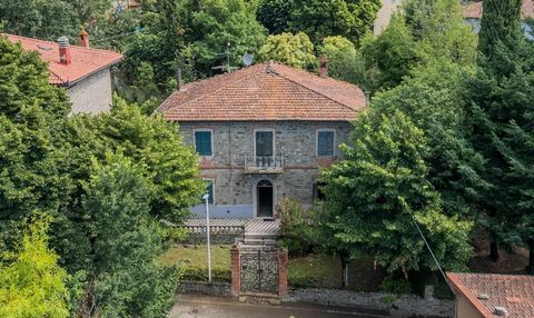 In vendita una villa signorile risalente al 1930 e situata nel cuore del suggestivo centro di Chitignano. Nonostante la sua posizione centrale, la casa è caratterizzata da un'atmosfera di tranquillità interna che garantisce un particolare grado di pr...