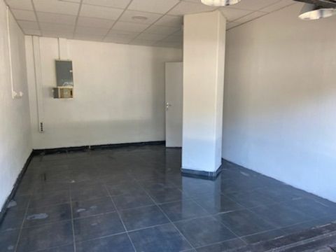 Ce Local commercial d'environ 54 m2 est l'opportunité que vous attendez. Situé en plein coeur du dynamise urbain, Elle se compose d'un point d'eau et d'un wc. Parfait pour un salon de coiffeur, restaurant, boulangerie, cabinet médical ou autre.. Les ...