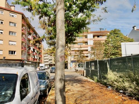 Dit uitzonderlijke appartement bevindt zich in een snelgroeiende wijk van Girona, op een steenworp afstand van de oude stad en omgeven door scholen, parken en sportfaciliteiten. Het geniet van een uitstekende zuidelijke oriëntatie, waardoor het hele ...