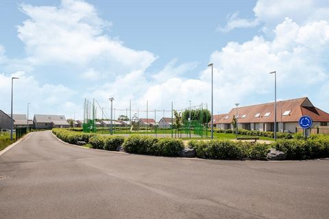 Détendez-vous et détendez-vous dans cette maison paisible et élégante. Charmante maison de vacances dans le domaine Westhinder à Coxyde avec 3 chambres pouvant accueillir jusqu'à 6 personnes. Parking privé et jardin clos, idéal pour une famille avec ...