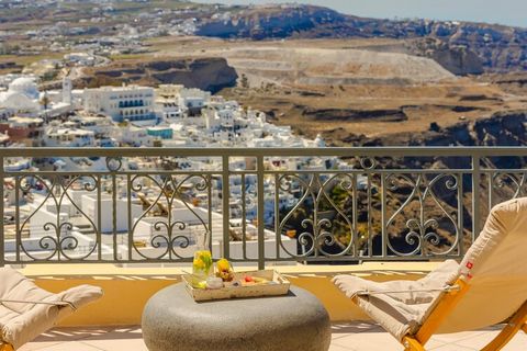 Een topklasse vakantievilla op een fantastische locatie op het hoogste punt van Fira, de hoofdstad van het eiland Santorini, met een adembenemend uitzicht op het diepblauwe Caldera-bekken. De villa bestaat uit een hoofdgebouw en een aparte studio, el...