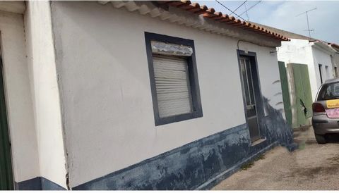 Moradia Térrea tipicamente ribatejana para reabilitar. Centro de Alpiarça. Pequeno quintal e terraço. Muita privacidade. Composição: 3 quartos . sala. cozinha com lareira portuguesa. WC completo. No exterior tem um terraço com pequeno quintal e acess...