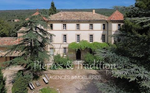 Situé en Provence, au cœur du Luberon, cette magnifique propriété témoigne, par son architecture, toute l'élégance du XVIIIème siècle avec sa symétrie et sa façade parfaitement équilibrée. Avec plus de 8 hectares composés principalement de champs de ...