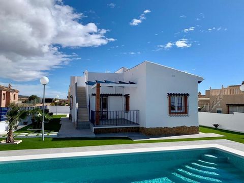 La Montaña - Villas individuelles rénovées à vendre, qui sont idéalement situées près de la réserve naturelle de Puerto Del Garruchal dans l’urbanisation « Residencial La Montaña », à proximité de la ville et de la plage. Villas individuelles de plai...