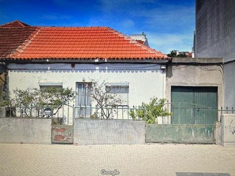 Semi-detached house on a plot of land with 300 m², for TOTAL RECONSTRUCTION. Attention: rented property, request more information. In addition to the privileged location, the property can be purchased together with the house next door - adding a tota...