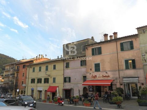 Allumiere, sur la Piazza della Repubblica, propose à la vente dans un petit immeuble un appartement au 3ème étage sans ascenseur, entièrement à rénover, comprenant hall d'entrée-cuisine avec cheminée, une chambre à utiliser comme séjour et coin nuit,...