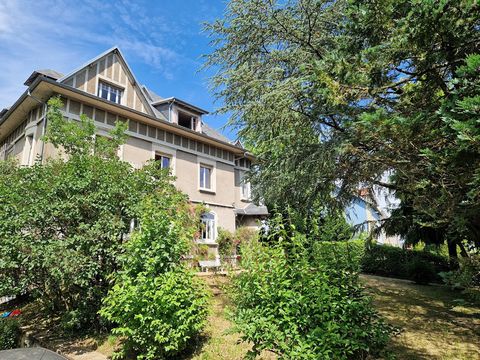 Belle Maison de Maître à Vendre sur la ville de Belfort: A quelques centaines de mètres à pieds du centre ville, cette demeure, imprégnée d'histoire et de caractère, offre des volumes généreux. Maison de maître en pierre, ses vastes espaces et son ar...