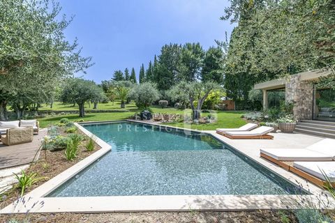 Located in the heart of a private and secure estate in Mougins, just five minutes from the old village and 10 minutes from Cannes, this fantastic contemporary Provencal villa perfectly blends charm and modernity. Its prime location offers easy access...