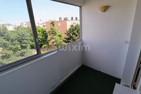 Ref 686002GM: located on the 4th and last floor of a small, very quiet residence, this type 4 apartment consists of 1 living room, 1 separate kitchen with loggia, 3 bedrooms, as well as 1 spacious bathroom and a toilet/laundry room. This apartment of...