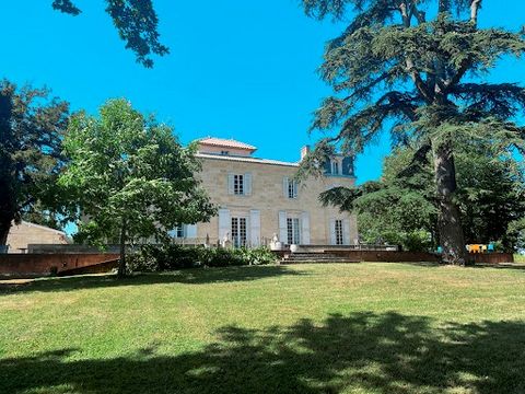 A moins de 10 minutes de Bordeaux, belle chartreuse de plus de 390 m², au cœur de son parc, domine une grande propriété, plusieurs dépendances, maison de gardien et chais. Développant 7 chambres, sur deux niveaux, un grand salon séjour, plusieurs sal...