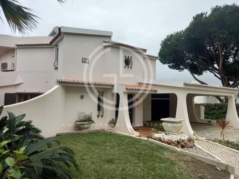 This charming traditional Algarve-style 4bed+1 detached villa, is located in a very quiet residential area of Vilamoura, just a few minutes walk to the International Marina, the golf and to the beach. This property enjoys of a private plot with a gen...