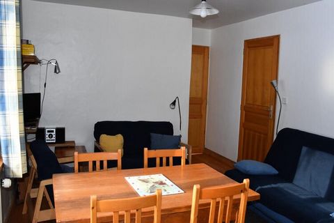 Dans un chalet récent, composé de 2 logements. Appartement en rez de jardin (4 personnes) et un appartement sur 2 niveaux (8 personnes). Quartier paisible et ensoleillé. Situé tout à côté de la forêt, près de la piste de luge et du rocher d'escalade....