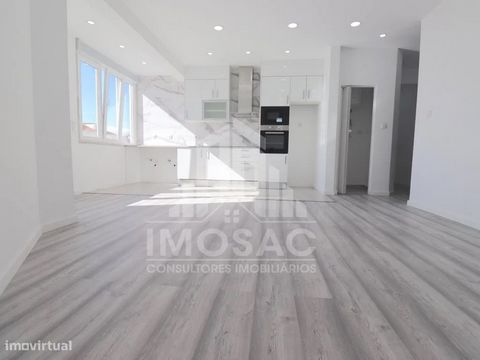 T2 totalmente remodelado localizado em Monte Abraão, próximo da estação da CP, comércio local, escolas, restaurantes, transportes públicos e bons acessos ao IC19. Apresentamos um apartamento T2 totalmente remodelado ( incluindo canalização e eletrici...