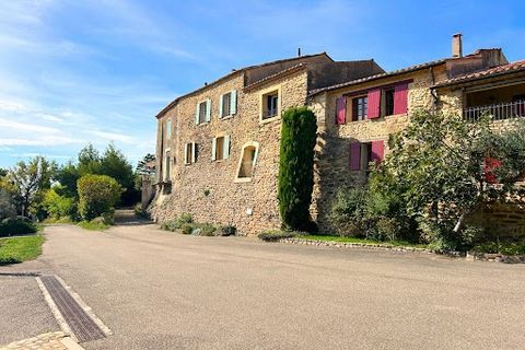 Eingebettet in die historischen Stadtmauern des Dorfes Cariranne, bietet dieses Dorfhaus von rund 140 m2 eine einzigartige Gelegenheit für Renovierungsbegeisterte. Obwohl es eine komplette Renovierung erfordert, ist es aufgrund seiner privilegierten ...