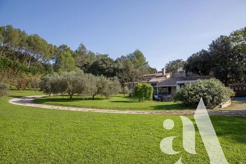 À vendre à Grans. Pour les amoureux de la nature, niché à quelques minutes des Alpilles et à proximité de toutes les commodités, joli Mas contemporain sur un terrain de 8 500 m², arboré de chênes et d'oliviers, avec une piscine et un pool house. La p...