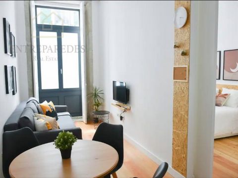 1 bedroom flat for rent Rua de Alferes Malheiro with bills included - Porto MINIMUM 1 MONTH MAXIMUM UNTIL END OF MARCH 2025. Recent building in the heart of downtown Porto, next to Rua do Almada and Trindade Station. Fully equipped and furnished flat...