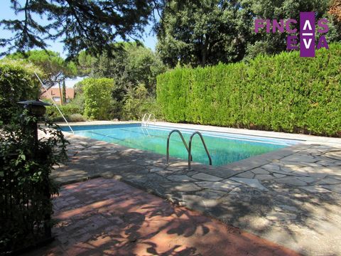 MIT PRIVATEM POOL UND GARTEN befindet sich diese Villa in der Nähe von Barcelona in LAmetlla del Vallès, 5min. vom Zentrum entfernt, in der Urbanisation Serrat. 30 Autominuten von Barcelona über die C-17 entfernt. . . Sehr geräumiges Grundstück von 2...