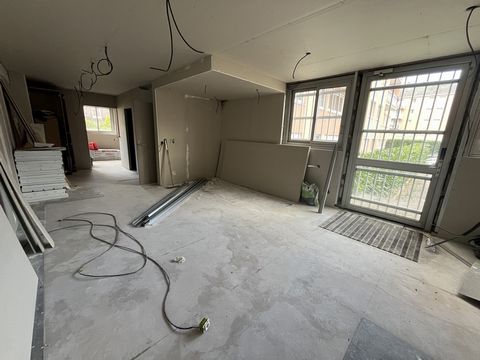 Presta'conseil freut sich, eine 50 m2 große Wohnung, bestehend aus zwei Zimmern, im Herzen von Rouen Rive-Gauche, in der Nähe aller Annehmlichkeiten, zum Verkauf anzubieten. Obwohl Arbeiten erforderlich sind, sind die Elektroinstallationen und Trennw...