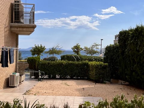 RA138.- Rosen, Salatar; Wohnung direkt am Meer: Entdecken Sie diese spektakuläre Wohnung im Herzen der Promenade von Roses. Auf 72 Quadratmetern bietet dieses Haus drei gemütliche Doppelzimmer, zwei elegante Badezimmer, eine voll ausgestattete separa...